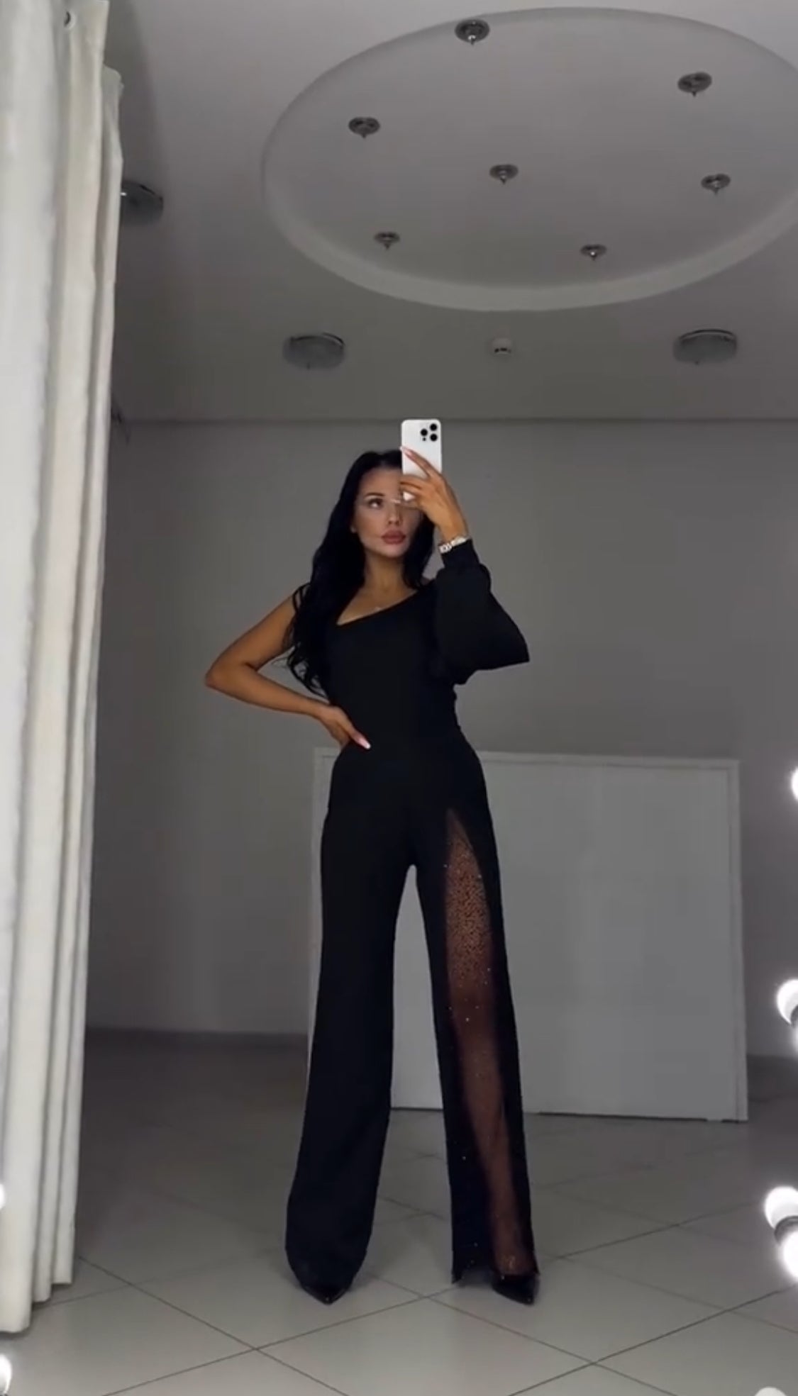 MONO ELEGANTE CON BRILLOS